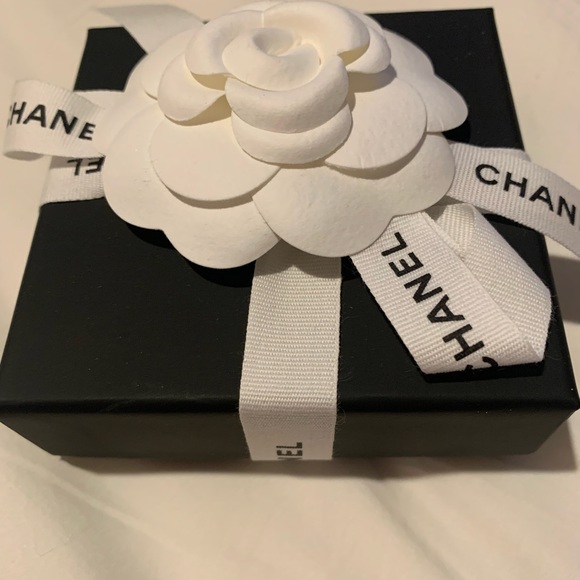 Brand new, rare and collectible authentic Chanel brooch,comes with box, bow - Picture 11 of 12